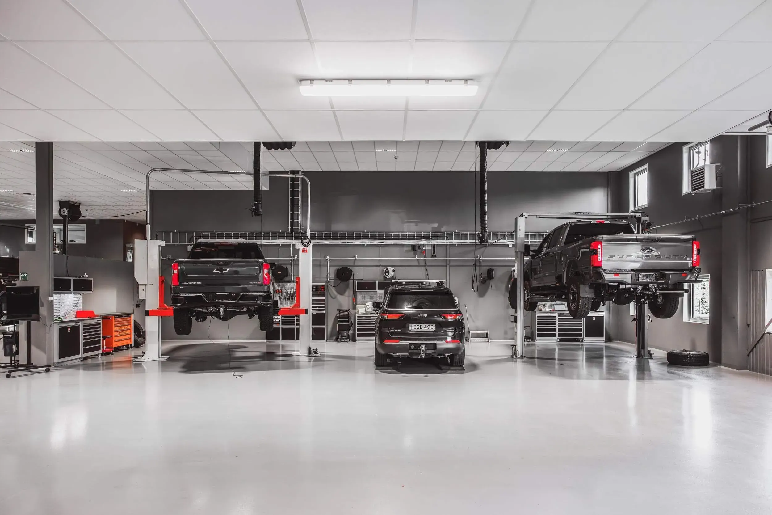 modern-bilverkstad-el-belysning.webp
